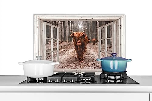 KitchenYeah© Küchenrückwand Platte Spritzschutz Küche Deko Aluminium Platte Wandschutz Küchen Zubehör WandverkleidungDurchsichtige - Schottisches Hochlandrind - Kuh - Fenster - Wald - 60x40 cm