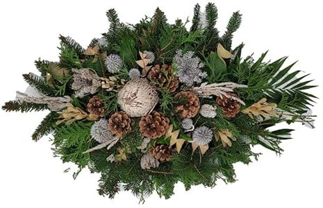 Gesteckdecke Allerheiligen Grabspange Winter Friedhof