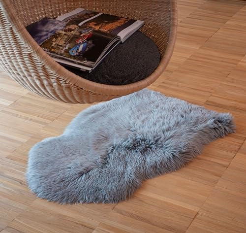 IPEA Tappeto di Vera Pelle di Pecora colore Grigio - Made in Italy - 100/110 cm - Scendiletto in Pelle Naturale - Pelliccia Morbida e Folta per Camera da Letto, Salotto, Arredamento, Casa