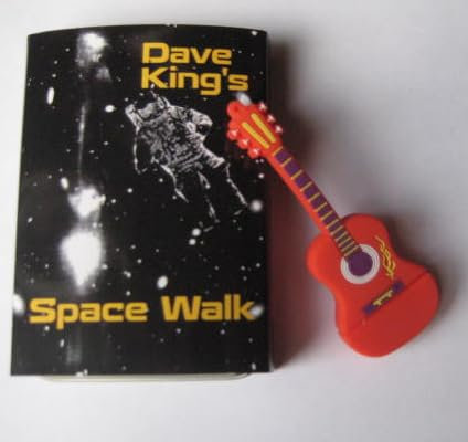 Spacewalk by Dave King Clé USB en forme de guitare avec pistes musicales et étui de présentation