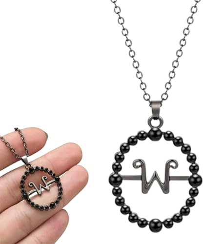 KEQAR 1 Pcs Collana Cosplay W Wednesday Accessorio Addams Unisex Simbolo W Ciondolo Personalità Per Uomo E Donna Gothic Lolita Collana Decorazione Halloween