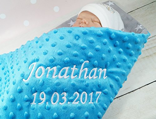 BotoBaby ★ Zweilagige Babydecke mit Namen und Datum Bestickt ★ Minky ★ Baumwolle ★ Füllung ★ (Blau - Sternen 3, 75 x 100 cm)