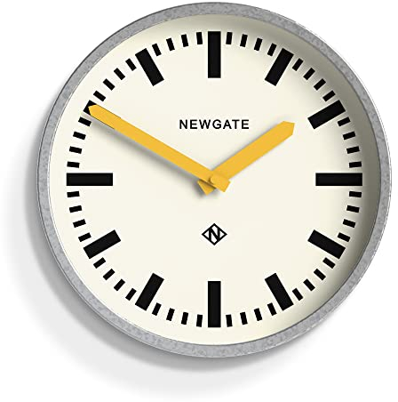 NEWGATE® Luggage Wanduhr | Moderne Retro Metall Bahnhofsuhr | 30cm | Tief verzinktes Metallgehäuse mit gelben Zeigern | Zeitgenössischer Vintage-Stil für Küche, Wohnzimmer oder Büro
