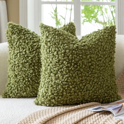 Mandioo 2er Set Kissenbezüge 50x50 cm Olivgrün Faux Pelz Bouclé Dekorative Sherpa Kissenbezug Dicke Flauschige Fleece Kissenhüllen Dekokissen Sofakissen Couchkissen Sessel Bett Wohnzimmer