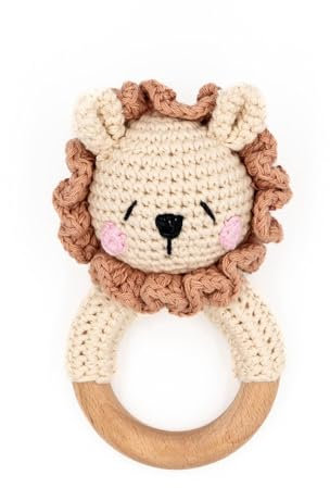 Greifling personalisiert mit Namen - Holz Beißring Baby gehäkelte Tiere - Babyrassel - Babygeschenke zur Geburt für Mädchen/Jungen - Baby Erstausstattung Neugeborene (Löwe)
