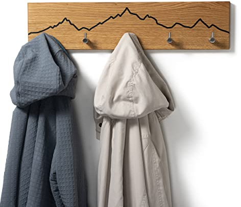 WOODS Garderobe Eichenholz mit Bergmotiv 55cm | Handtuchhalter Holz für Flur & Bad | Hakenleiste Wandgarderobe mit 5 Edelstahlhaken | Holz Garderobe Wandmontage | Handgefertigt in Bayern