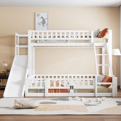 Kinderbett Etagenbett 90x200&140x200,Hochbett für 3 Kinder,Spielbett mit Rutsche&Regal&Leiter&Tür, Bettgestell mit Rausfallschutz & Lattenrost, Stockbett Familienbett Loft Bett Jugendbett,Kiefer,Weiß
