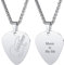 INBLUE Personalisierte Gitarren Plektrum Halskette für Männer Graviert mit Text/Foto Anpassen Edelstahl Gitarre Anhänger Felsen Punk Cooles Schmuck Geschenk für Musik-Liebhaber (B1 - Text)