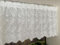 Vordesack Landhausstil Scheibengardine aus Baumwolle mit 3D Stickerei Glockenblumen-Motiv Spitze Kurzstore halbtransparente Bistrogardine mit Stangendurchzug 1 Stück Weiß HxB 45x120cm