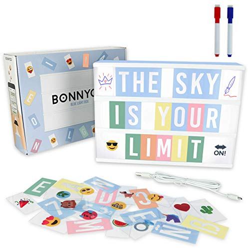 Light Box Blau A4 mit 400 Buchstaben, Emojis, 2 Stifte, USB - BONNYCO | Ä Ö Ü ß | Blaue LED Lightbox Junge Kinderzimmer & Baby Party | Lichtkasten Buchstaben Geschenk für Geburtstag & Weihnachten