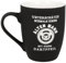 Spruchreif | Soft-Touch Tasse Schwarz Alten Mann mit einem Dartpfeil – Beidseitig gravierte Tasse mit Darts-Spruch | Lustiges Geschenk für Dartspieler & Darts-Fans | 350 ml