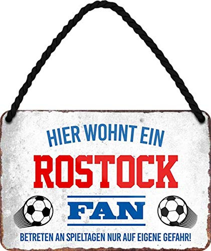 WOGEKA ART Retro Blechschild - Hier wohnt ein Rostock Fan Fußball - witziger Spruch als Geschenk-Idee zum Geburtstag Weihnachten zur Dekoration 18x12 cm Vintage-Design Hänge-Schild aus Metall HS35