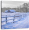 Pixxprint kleines Holzhaus in verschneiter Landschaft schwarz, weiß, Größe: 70x70 cm ., Leinwandbild Quadratisch, Wandbild, Kunstdruck, fertig bespannt