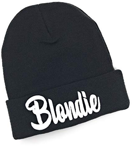 Outfitfabrik ♥ Beanie Blondie in schwarz mit 3D-Stick in weiß (warme Wintermütze, Geschenk, Haarfarbe blond), für Männer und Frauen, One Size, dehnbar