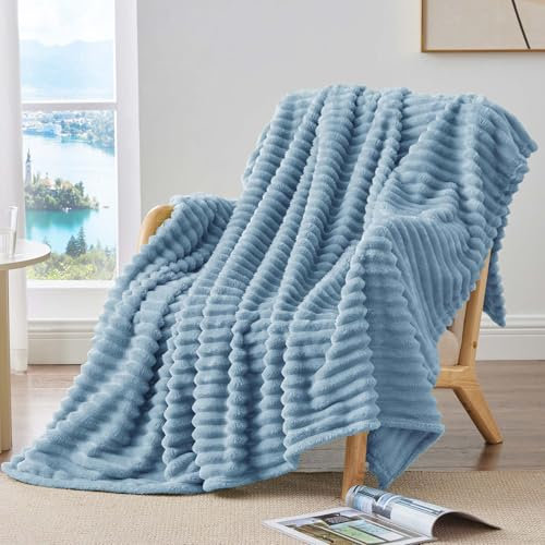 BEDELITE Kuscheldecke Flauschig Decke 150x200 - weiche XL Flanell Decken Blau für Couch, Deko Streifen Cord Fleecedecke Hellblau als Couch Überwurf für Wohnzimmer, Twin Blanket Wide Use