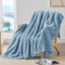 BEDELITE Kuscheldecke Flauschig Decke 150x200 - weiche XL Flanell Decken Blau für Couch, Deko Streifen Cord Fleecedecke Hellblau als Couch Überwurf für Wohnzimmer, Twin Blanket Wide Use