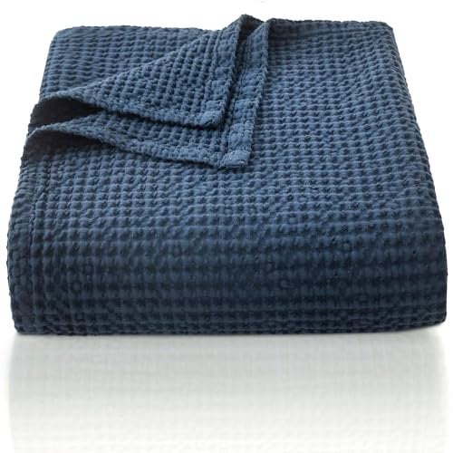 CHUFFED 100% Baumwolle Decke 150 x 200 cm, Weiche und Atmungsaktive Tagesdecke, Waffelmuster Leichte Decke als Sofadecke Couchdecke, Weich Kuschelige Wohndecke Wohnzimmer, Sofa Couch Navy