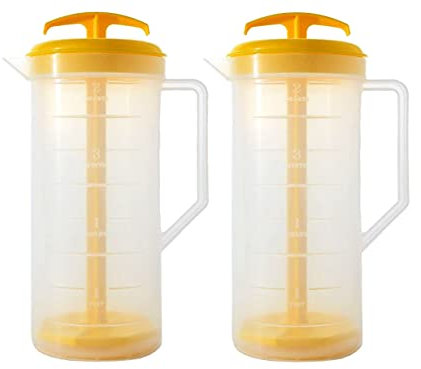 JBK Pottery Gelber Mixkrug mit Kolben – BPA-freier Kunststoffkrug für Saft, Milch, Tee, Shakes und mehr – spülmaschinenfest, auslaufsicherer Deckel, intelligentes Rühr-Design, 2 Stück