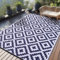 Homaxy Outdoor Teppich Wetterfest, Kunststoff Stroh UV-beständig Wendbar Faltbar Waschbar Balkon Garten Teppich für Terrasse Camping Picknick (240 x 300 cm, Marine Blau & Weiß)