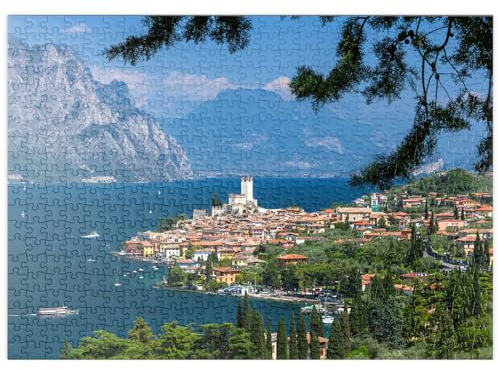 MyPuzzle Blick nach Malcesine am Gardasee mit der Scaligerburg (14/15 Jh.) - Premium 500 Teile Puzzle - MyPuzzle Sonderkollektion von Puzzle Galaxy