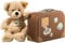 Steiff Kuscheltier Fynn Teddybär im Koffer, Süßes Stofftier mit Kunststoffaugen, Kinder, Jungen & Mädchen, Soft Cuddly Friends, Plüschtier 28 cm, Beige, 111471
