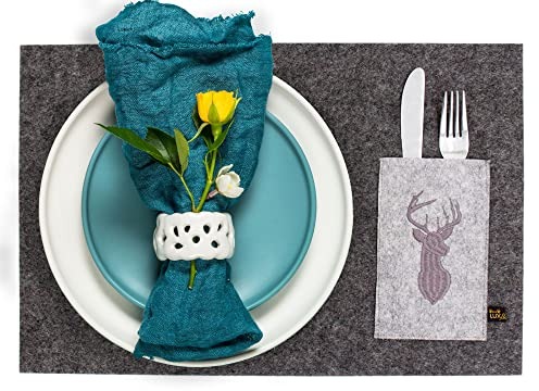 Filz Platzset Motiv Hirsch 4er Set 45x30cm, waschbar, Platzmatten dunkelgrau mit edel bestickter Bestecktasche. Designer Tischset für Innen & Außen