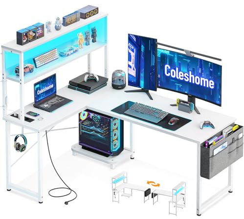 Coleshome Scrivania Gaming con LED e Prese, 135 × 100 cm Scrivania Gaming Angolare Reversibile con Scaffali Portaoggetti, Scrivania Angolare con Borsa Portaoggetti per Giocatori, Bianco