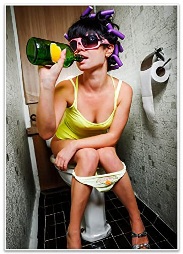 wandmotiv24 Poster als Wanddeko, Größe Din A2, Frau trinkend auf Toilette, Fotografie, Lustig, Flasche, Moderne Wanddeko, Wandbilder, Deko, Bild M0067