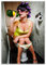 wandmotiv24 Poster als Wanddeko, Größe Din A2, Frau trinkend auf Toilette, Fotografie, Lustig, Flasche, Moderne Wanddeko, Wandbilder, Deko, Bild M0067