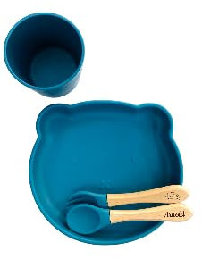 Ensemble repas ludique pour enfant : Set personnalisé avec assiette, couverts et verre en forme d'ours, le tout dans une adorable teinte bleu marine, rendant les repas joyeux et mémorables.