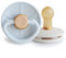 FRIGG Little Viking Ciuccio in Lattice | Pacco con 2 Ciucci | Gomma Naturale | Prodotto in Danimarca | Senza BPA | Tettarella simmetrica a ciliegia | (Powder Blue/Cream, Taglia 1 (0-6 Mesi))