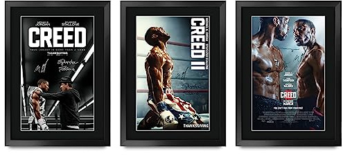 HWC Trading FR A3 Creed Geschenke Geduckter Poster Signiertes Autogramm Foto für Fans von Film Memorabilien - A3 Gerahmt
