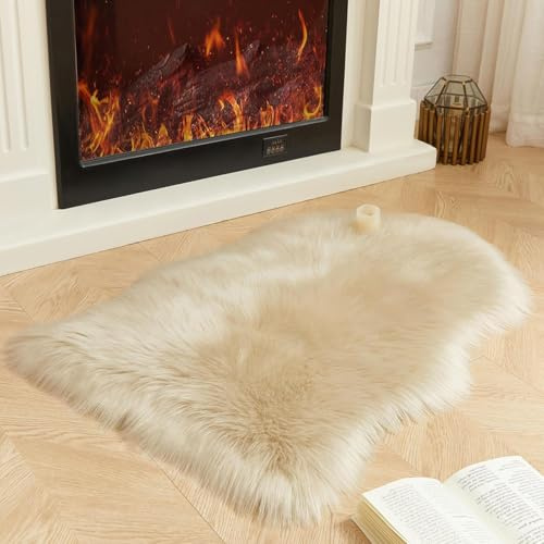JXLOULAN Faux Lammfell Schaffell Teppich Beige 50x80 cm, Flauschiger Fell Teppich Wohnzimmer Deko Longhair Weicher für Stühle Sofa Schlafzimmer Kinderzimmer