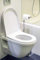 adrium Tableau acrylique 80 x 120 cm : gros plan de la cuvette et rouleaux sur support de papier toilette, rouleau de papier toilette dans les toilettes. Toilettes publiques (129566270)