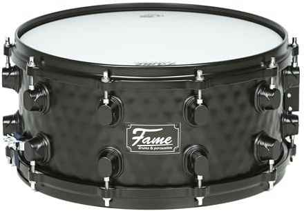 Fame FSB-65-B, Hammered Black Brass Snare Drum, 14x6.5, Professionelle Qualität, Gehämmerter Messing Kessel, 10 Stimmschrauben, Inklusive Drum Sticks, Exzellente Verarbeitung, Remo Felle