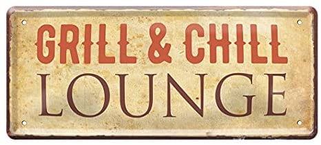 Grill und Chill Lounge Blechschild - Hinweisschild im Vintage Stil - Retro Dekoration Schild für Terrasse Balkon Garten Grillplatz - Deko Geschenk Grill BBQ - Grill Hobby Zubehör - 28x12cm