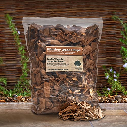 Whiskey Oak Smoking/Smoker Wood Chips - 4.5 Litre Jumbo Bag – (24 Great Flavours) Smoking Food in a Smoker/BBQ - Kiln Dried - 100% Natural from fresh whiskey barrels