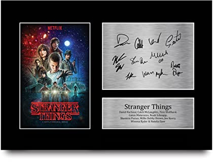 HWC Trading A4 Stranger Things Cast Millie Bobby Brown Geschenke Gedrucktes Signiertes Autogramm Foto für Fans von Fernsehn Memorabilien - A4