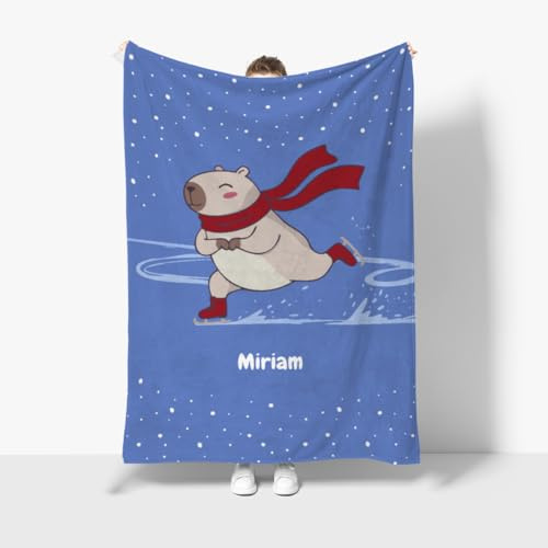 fotobar Capybara Kuscheldecke mit Namen – auf Schlittschuhen, 140 x 200 cm | Mit Wunschnamen, flauschiger Fleece ca. 265 g/m², Öko-Tex Standard 100, in Deutschland bedruckt