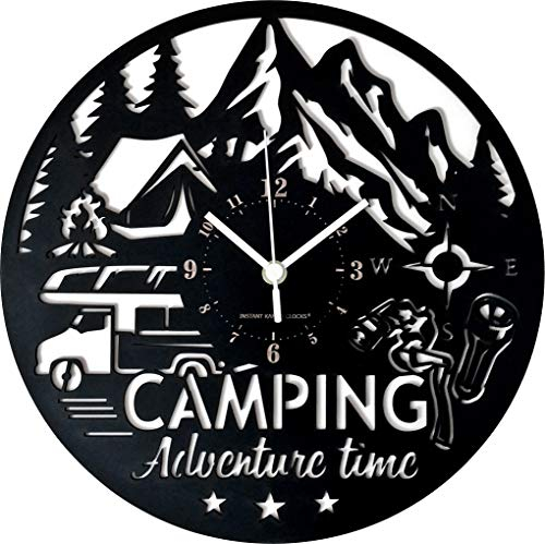 Instant Karma Clocks | Camping Wanduhr – Abenteuer Deko mit Zelt, Wohnmobil & Kompass | Geräuschlosem Quarzwerk | Geschenkidee für Camper, Naturfans, Outdoor-Enthusiasten
