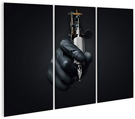 Bild Bilder auf Leinwand Tattoo-Künstler hält Tattoo-Maschine auf dunklem Hintergrund, Maschine für ein Tattoo-Konzept Wandbild, Poster, Leinwandbild QKZ