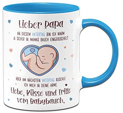 Tassenbrennerei Tasse - Lieber Papa diesen Vatertag bin ich noch in Mamas Bauch - Kaffeetasse mit Spruch als Geschenkfür werdenden Vater (Blau)