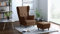 Leo Lounge Sessel mit Armlehnen, Stuhl aus Stoff mit Holz Füßen, Ohren- & armlehnensessel, Polsterstuhl, Ohrensessel, Ohrensessel groß, für Esszimmer & Wohnzimmer (Braun, Mit Hocker)