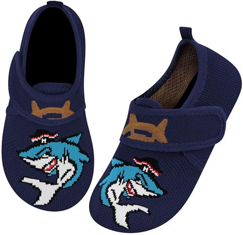 Kyopp Hausschuhe Kinder Junge Mädchen Pantoffeln Atmungsaktive Rutschfest Weich Barfussschuhe für Lauflernschuhe Kleinkinder Schuhe Kindergarten Unisex (Piraten-Hai 34/35EU)