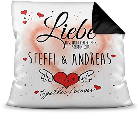 Print Royal Kissen inkl. Füllung mit Spruch - Unsere Liebe ist echt - zum Beschriften mit Vornamen der Partner und Wunschdatum, Farbkissen Rückseite Schwarz, 40 x 40 cm