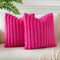 JOTOM 2er Set Doppelseitige Kunstpelz Plüsch Kissenbezüge, Dekorative Weich Kissenbezug Moderne Kissenhülle Sofakissen Zierkissenbezug für Wohnzimmer Schlafzimmer Deko (45x45cm, Rosa Rot)