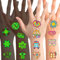 Qpout 96pcs Glow In The Dark Hippie Tattoos Aufkleber Groovy 70er 80er 90er Jahre Temporäre Tattoos für Kinder, wasserdichte Liebe und Frieden leuchtende Gesichtstattoos Flower Power Hippie Party