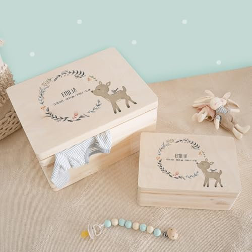 hellomini Personalisierte Erinnerungsbox Baby - Erinnerungskiste mit Namen aus Holz - Geschenk zur Geburt für Mädchen & Jungen - Babygeschenke (Rehkitz, XL: 60x40x23cm)