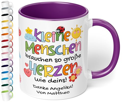 True Statements Kita Abschiedsgeschenk für Erzieher: Keramiktasse personalisiert mit Wunschtext „Kleine Menschen brauchen so große Herzen wie deins!“ - Dankeschön Kindergarten Krippe, 330ml (Violett)