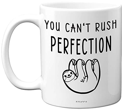 Stuff4 Can't Rush Perfection Tasse mit Faultier-Tasse, 325 ml, Keramik, spülmaschinenfest, hochwertig, lustig für Arbeitskollegen, lustige Arbeitsgeschenke, faule Wichtelgeschenke für Kollegen